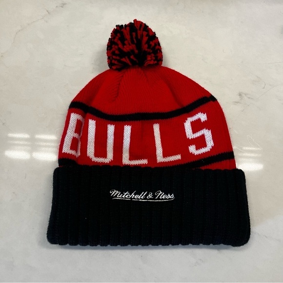 Mitchell & Ness Chicago Bulls Pom Pom Beanie - NBA Basketball - Picture 2 of 3